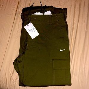 Nike SB Kearny Men’s cargo skate pants (size 34)